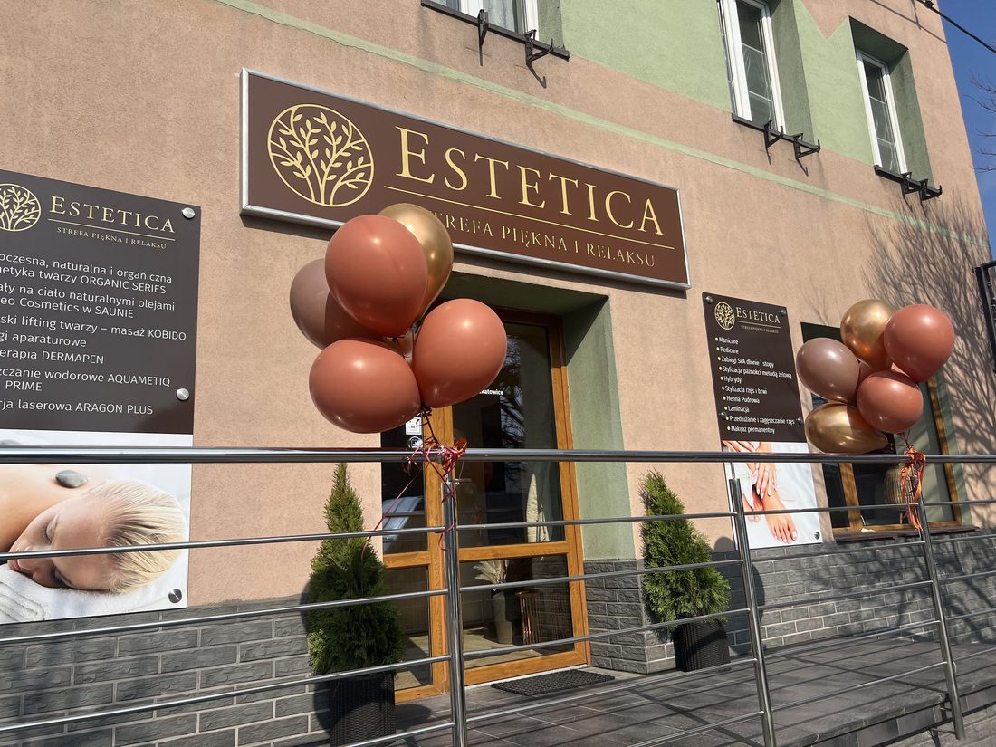 Wejście do salonu Estetica przy ul. Waltera-Jankego